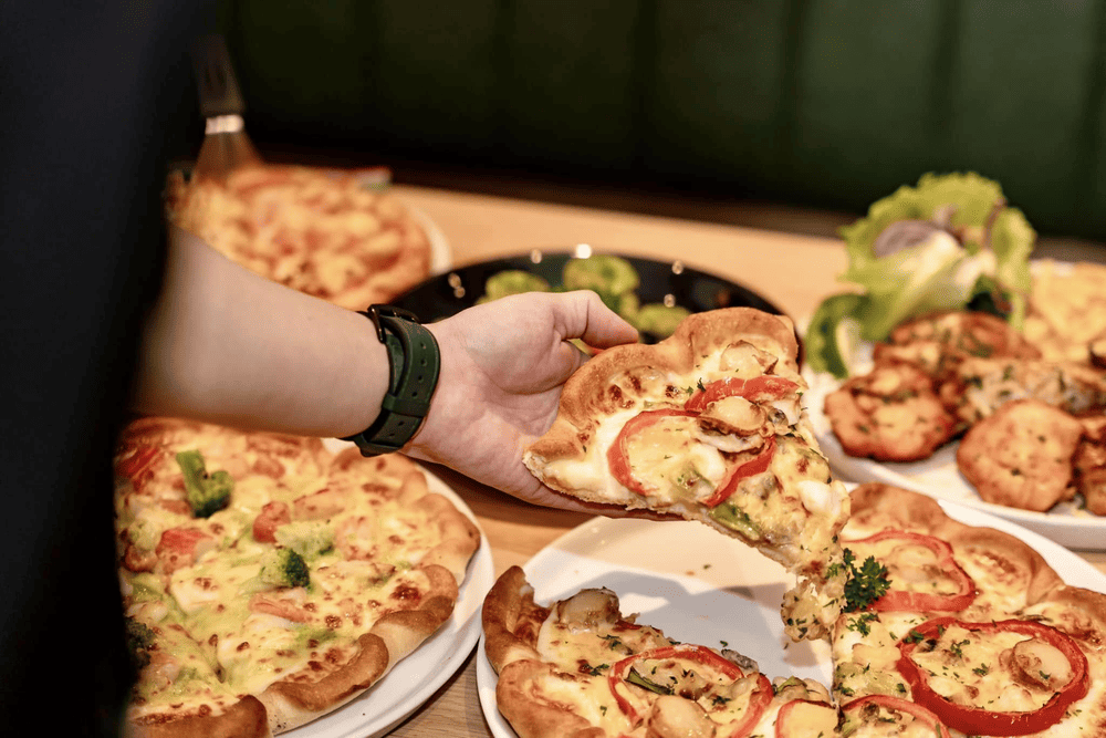 The pizzas here are rich and hearty, loaded with creamy cheese and a variety of toppings (Source: The Pizza Company Vietnam)